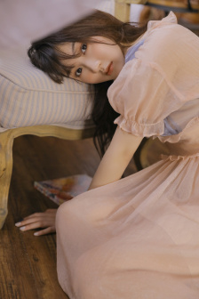 女性の乳頭を凸起しています