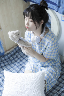 孙尚香站在凳子上辅导刘禅写作业